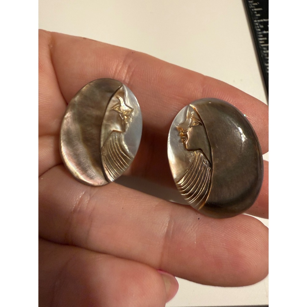 Vintage Japanâ Carved Mother of Pearl Shell Cameo Screw Back Earrings Profile